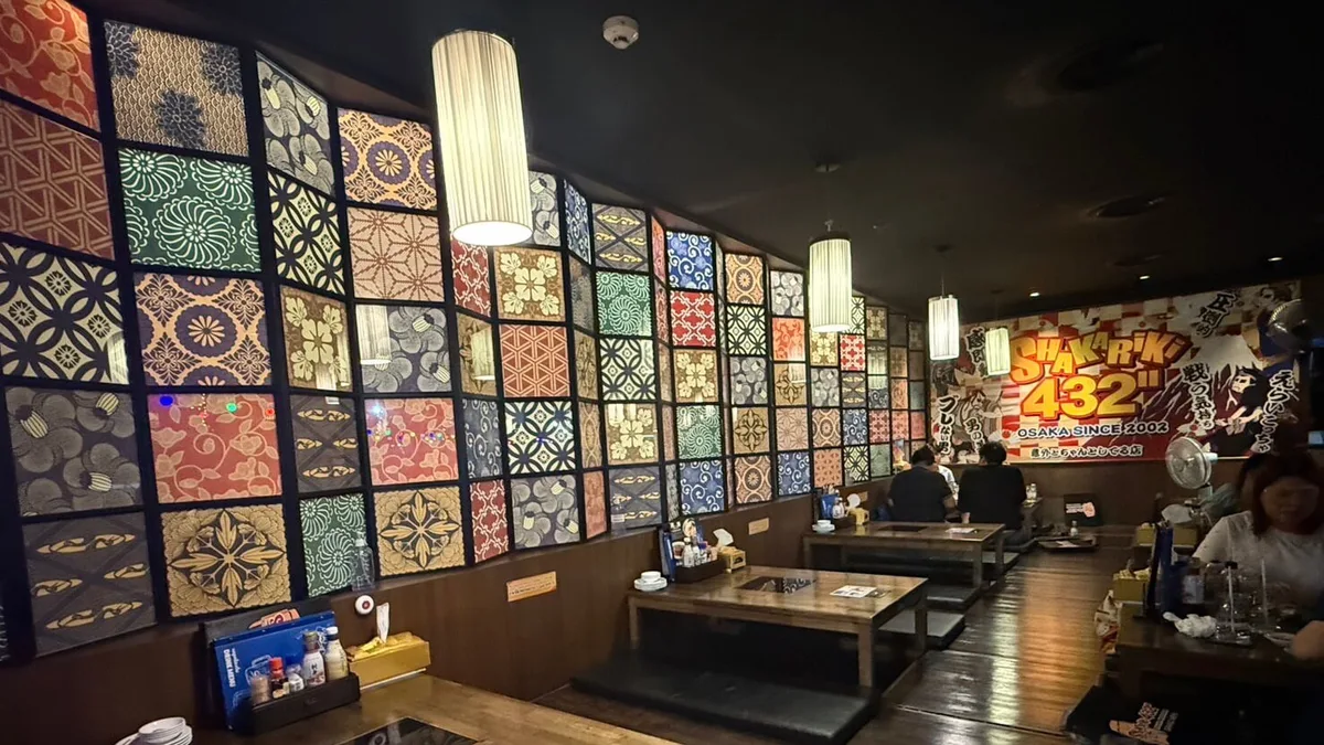 ห้องอาหารร้านชาคาริกิ 432 ผนังกระเบื้องลวดลาย โต๊ะไม้เตี้ยแบบญี่ปุ่น
