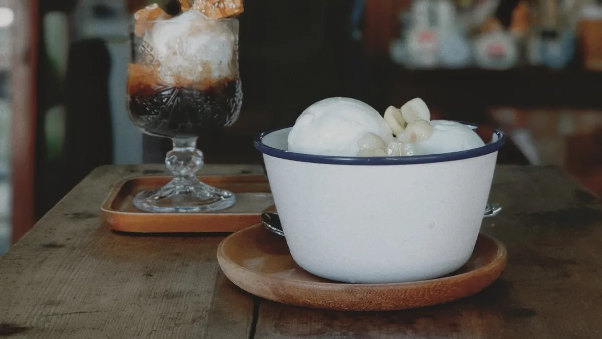 ไอศกรีมกะทิและกาแฟลอยไอศกรีมบนโต๊ะไม้ในร้าน Passionrista