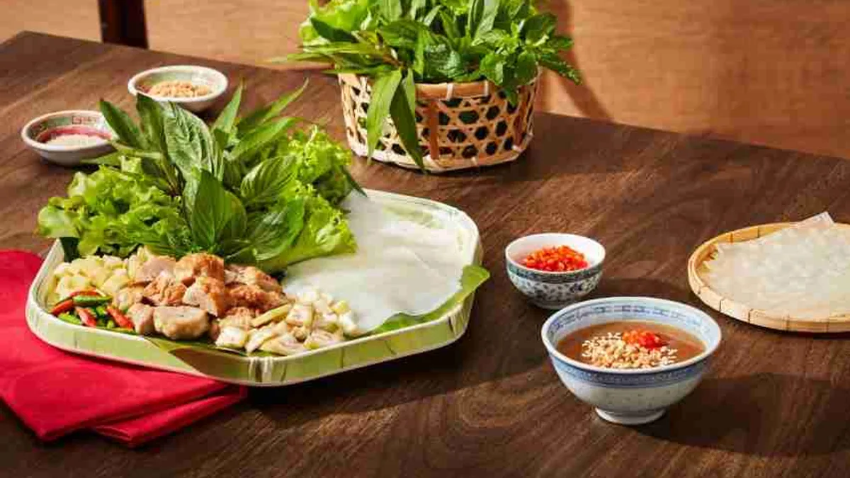 ชุดแหนมเนืองของครัวเมืองเว้ ลาว ญวน กับผักสด แผ่นแป้งและน้ำจิ้ม