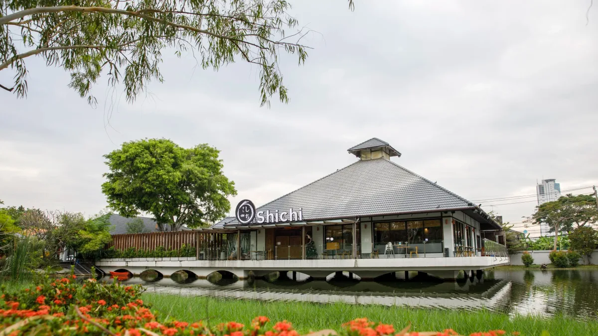 อาคารร้านชิจิริมสระน้ำ มีดอกเข็มบานด้านหน้า