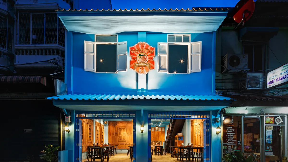ตึกแถวสีน้ำเงินของร้านบ้านผัดไทย เจริญกรุง 44 ยามค่ำ