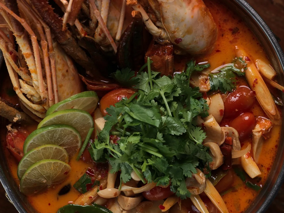 ต้มยำกุ้งแม่น้ำน้ำข้นกับผักชีและมะนาว