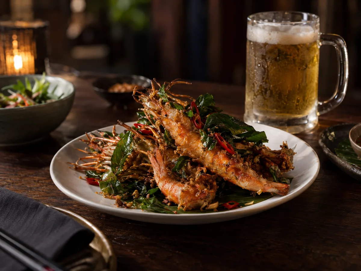 กุ้งทอดกรอบกับสมุนไพรทอดและพริก