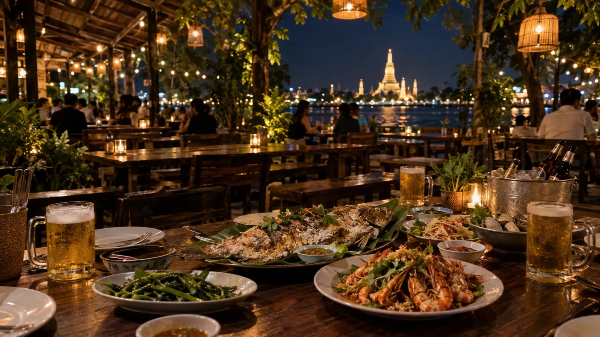 ลานเบียร์อาหารทะเลกลางแจ้งยามค่ำกับปลาเผาเกลือและเบียร์วุ้น