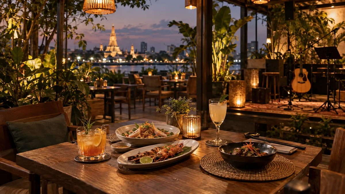 คาเฟ่บาร์กึ่งกลางแจ้งยามค่ำ มีมุมดนตรีสด