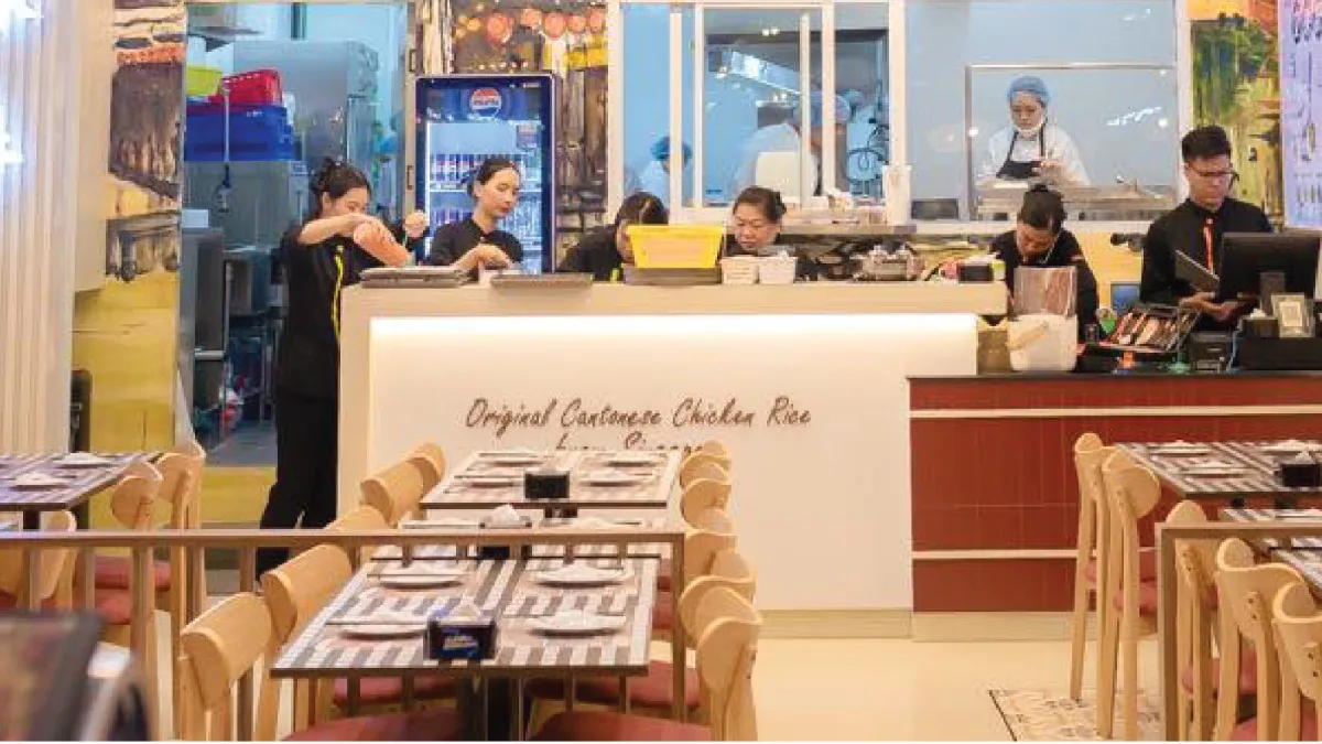 ร้านบุญตงกี่ในห้าง เคาน์เตอร์เปิดและโต๊ะไม้