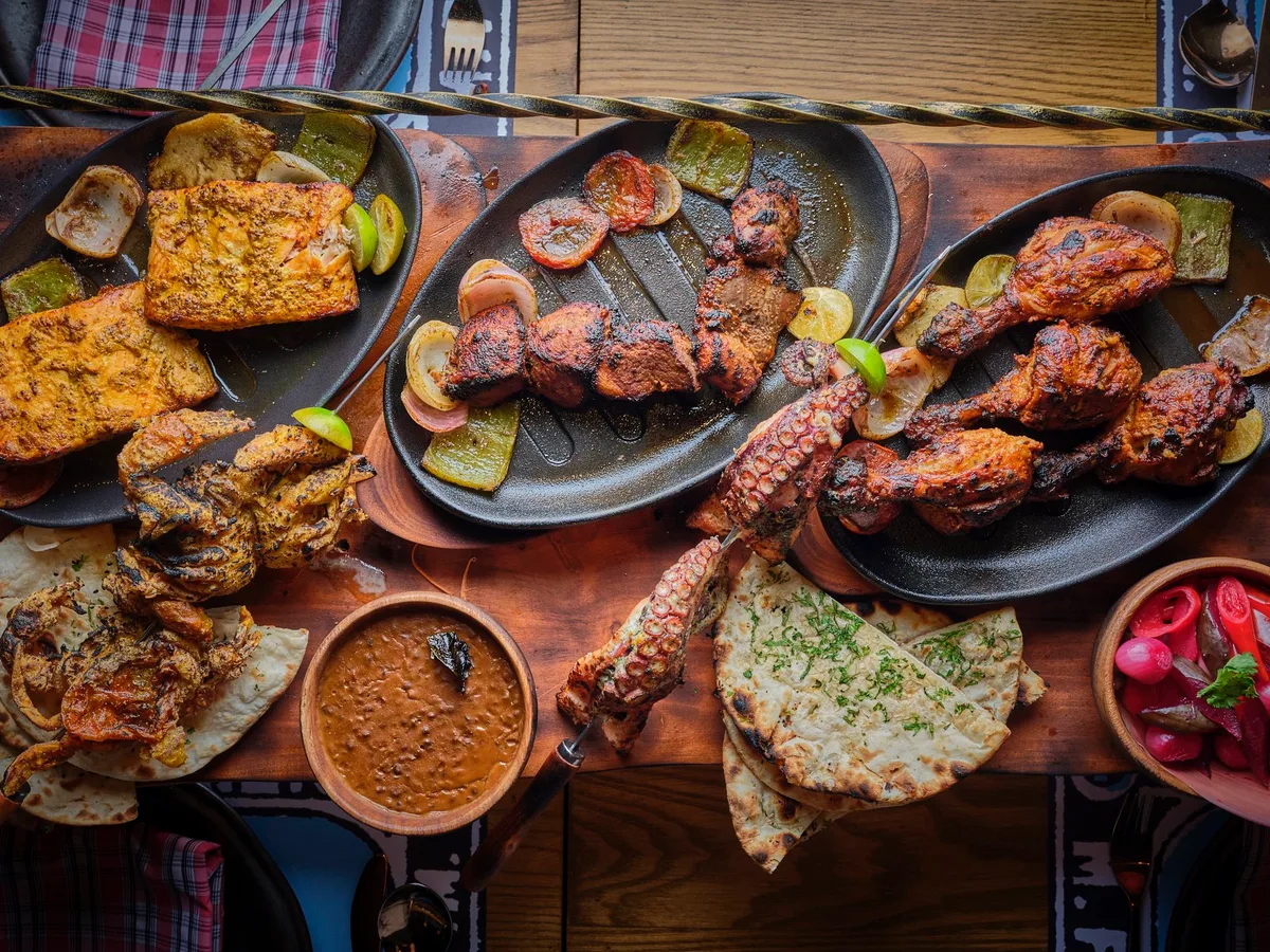 ถาดอาหารย่างทันดูร์รวม ไก่ เคบับ และนาน มุมมองจากด้านบน