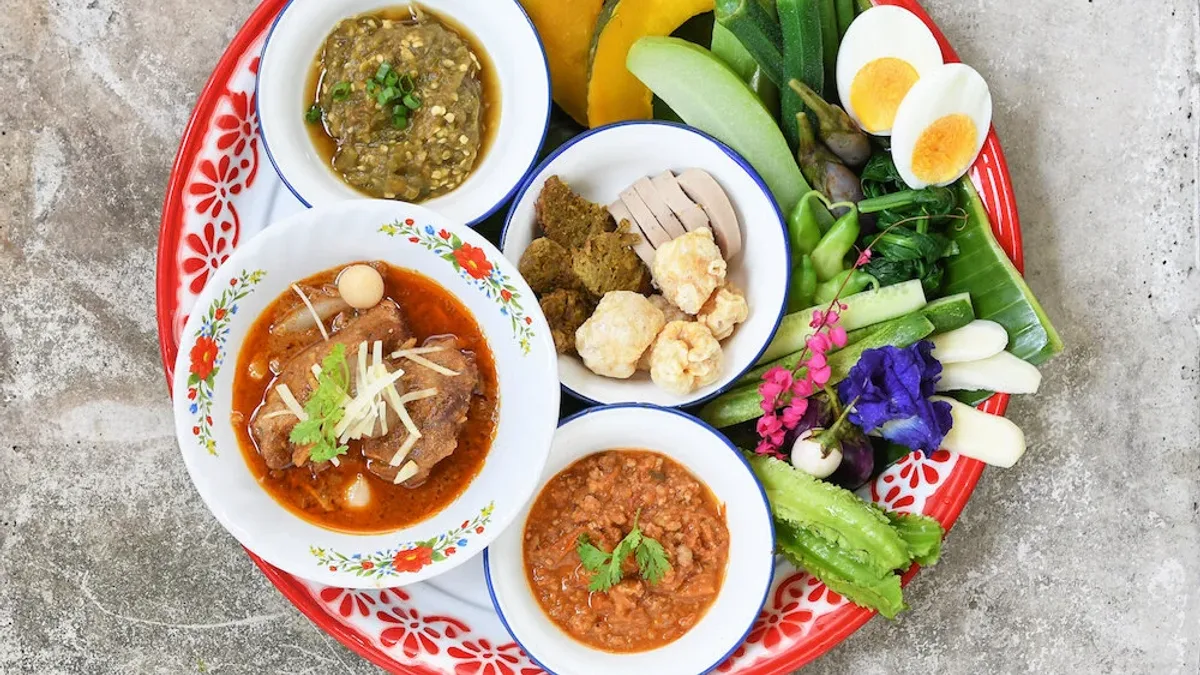 สำรับอาหารเหนือของจิงเจอร์ฟาร์ม คิทเช่น น้ำพริก แกงฮังเล ไข่ต้มและผักสด