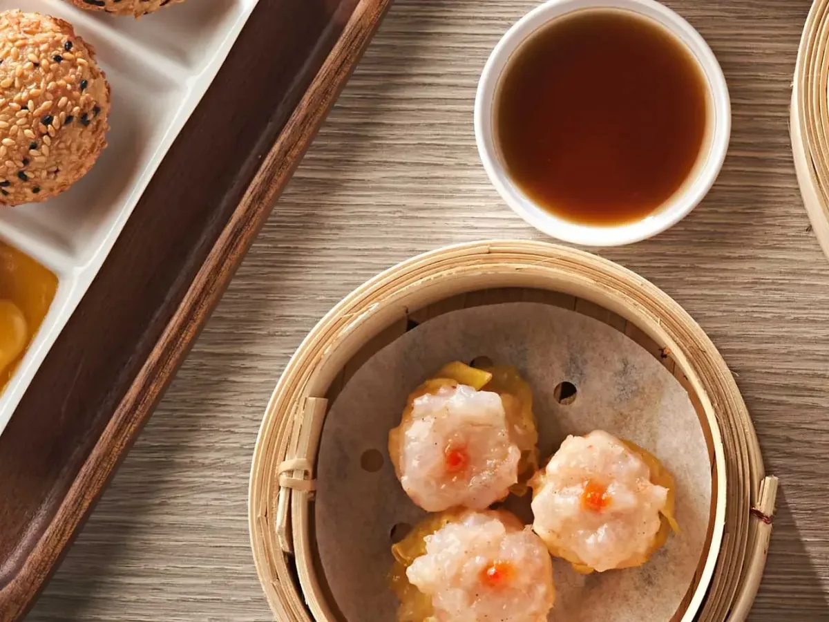 ขนมจีบกุ้งในเข่งไม้ไผ่กับงาดำทอดและน้ำจิ้ม