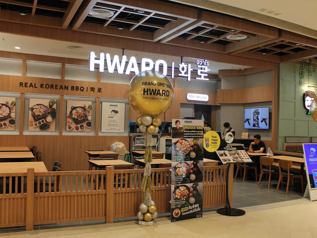 หน้าร้านและโซนที่นั่งตกแต่งไม้ของ Hwaro ในห้าง