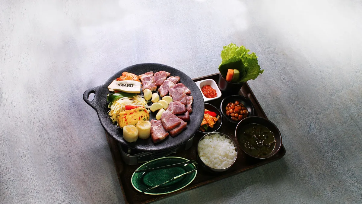 ชุดย่างกระทะเหล็กของ Hwaro กับหมู เนื้อ กิมจิ ข้าว และเครื่องเคียง