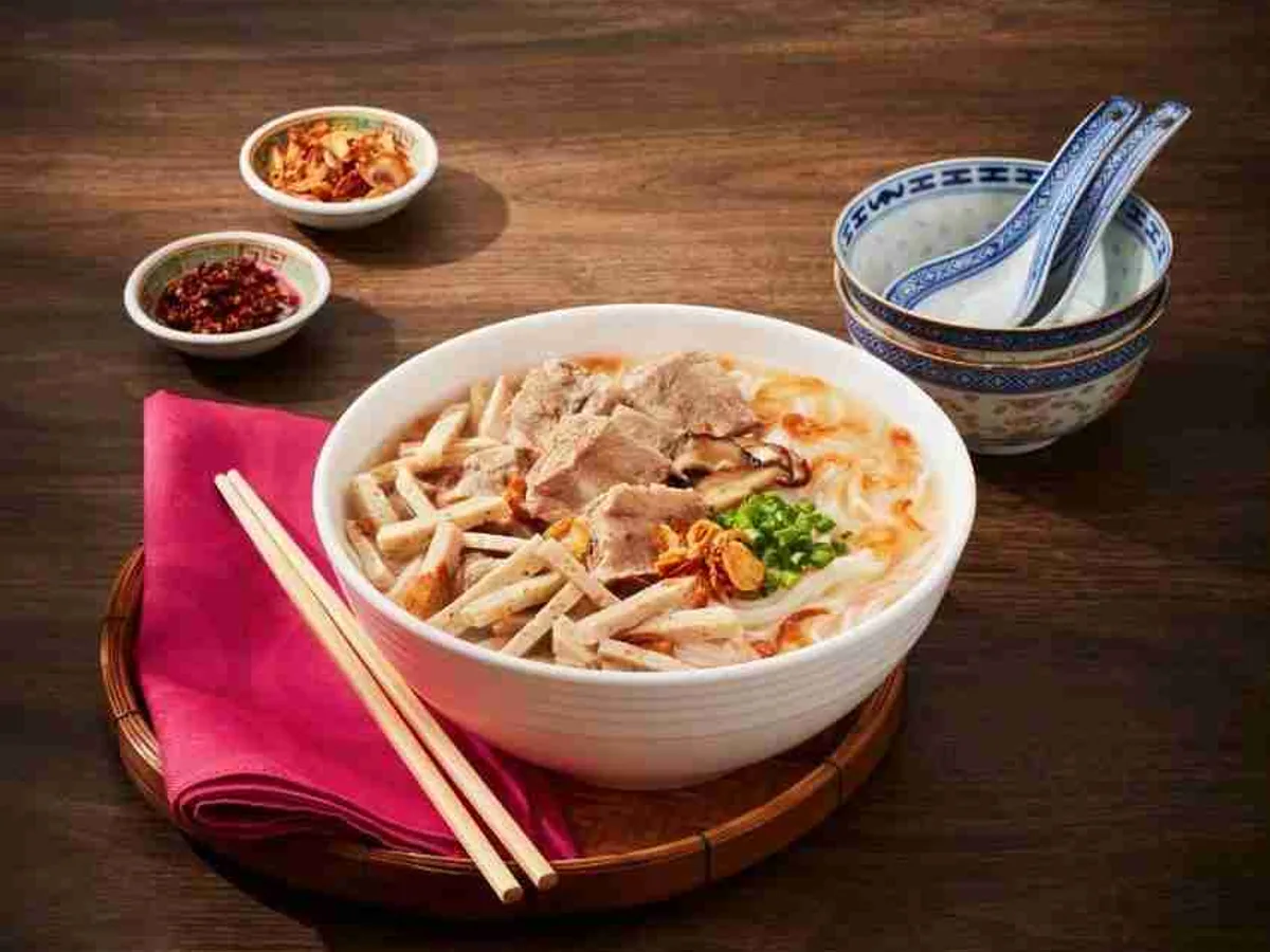 ก๋วยจั๊บญวนหมูยอในชามลายครามกับตะเกียบ