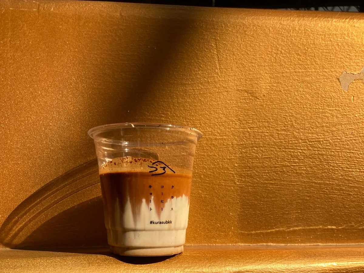 เดอร์ตี้คอฟฟี่ นมเย็นราดช็อตกาแฟเข้มในแก้วใส