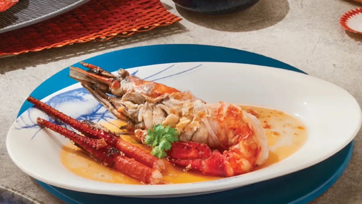 กุ้งแม่น้ำตัวใหญ่ผ่าครึ่งราดซอส จานเด่นของแหลมเจริญซีฟู้ด
