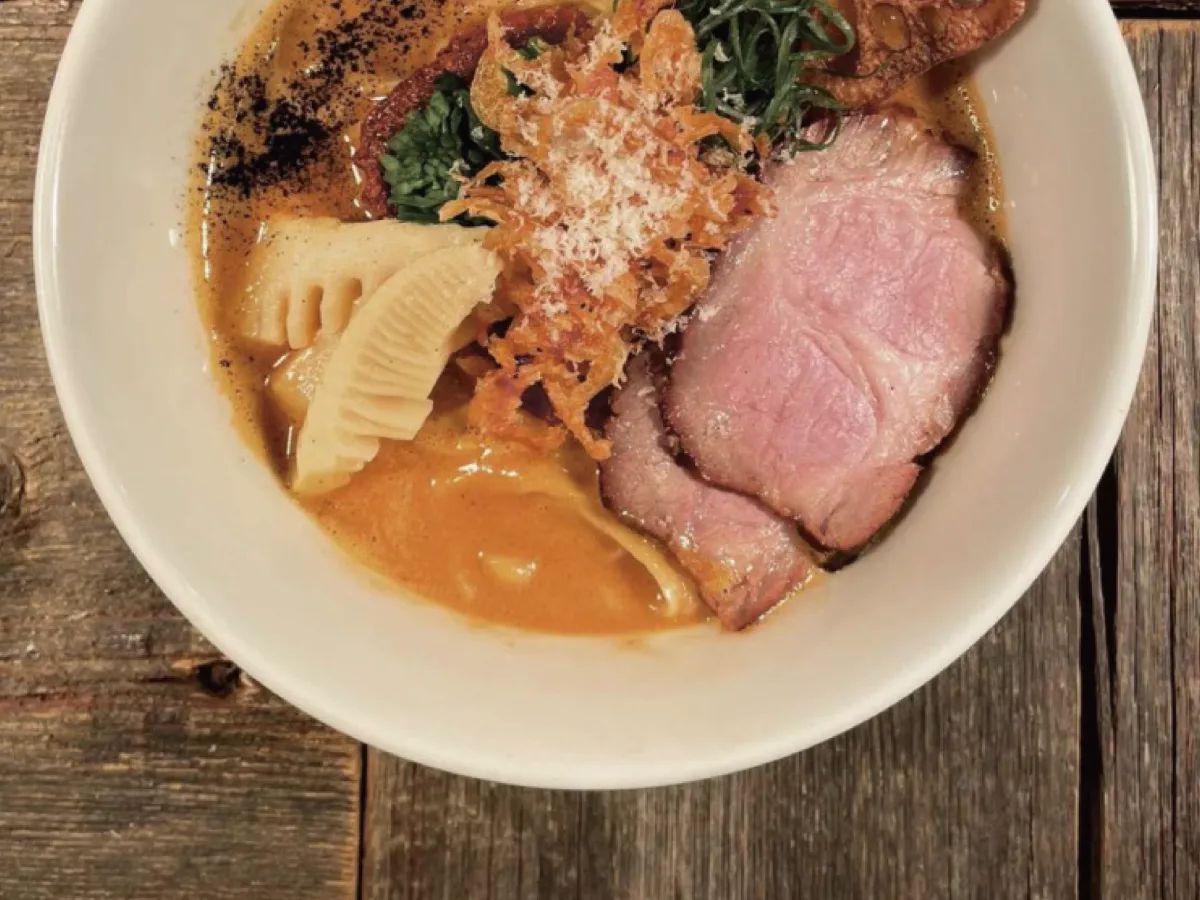 ราเมงน้ำซุปข้นกับหมูชาชู รากบัวทอด และหน่อไม้