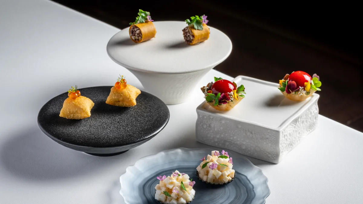 คานาเปส์หลายคำจัดบนจานเซรามิกหลายระดับที่ร้านมีอา