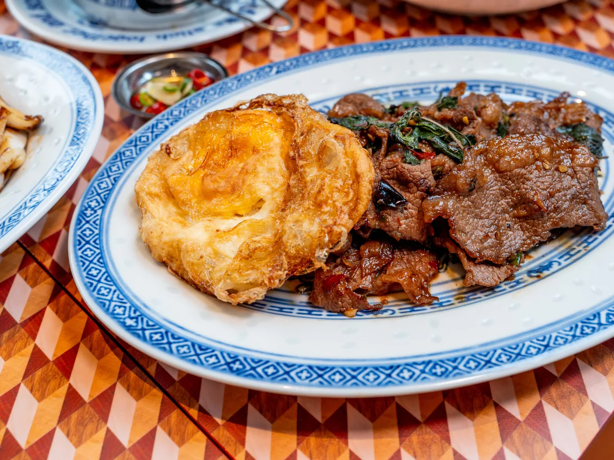 เนื้อผัดกับไข่ดาวบนจานลายครามจีน