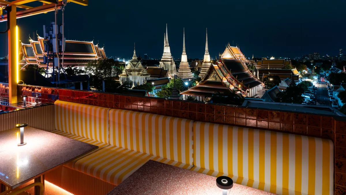 ระเบียงดาดฟ้ามิตรสตรีทมองเห็นวัดโพธิ์ยามค่ำคืน
