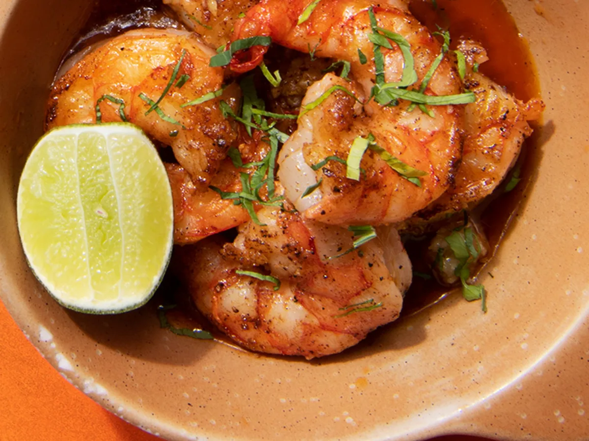 กุ้งผัดกระเทียมพริกในถ้วยดินเผากับมะนาว