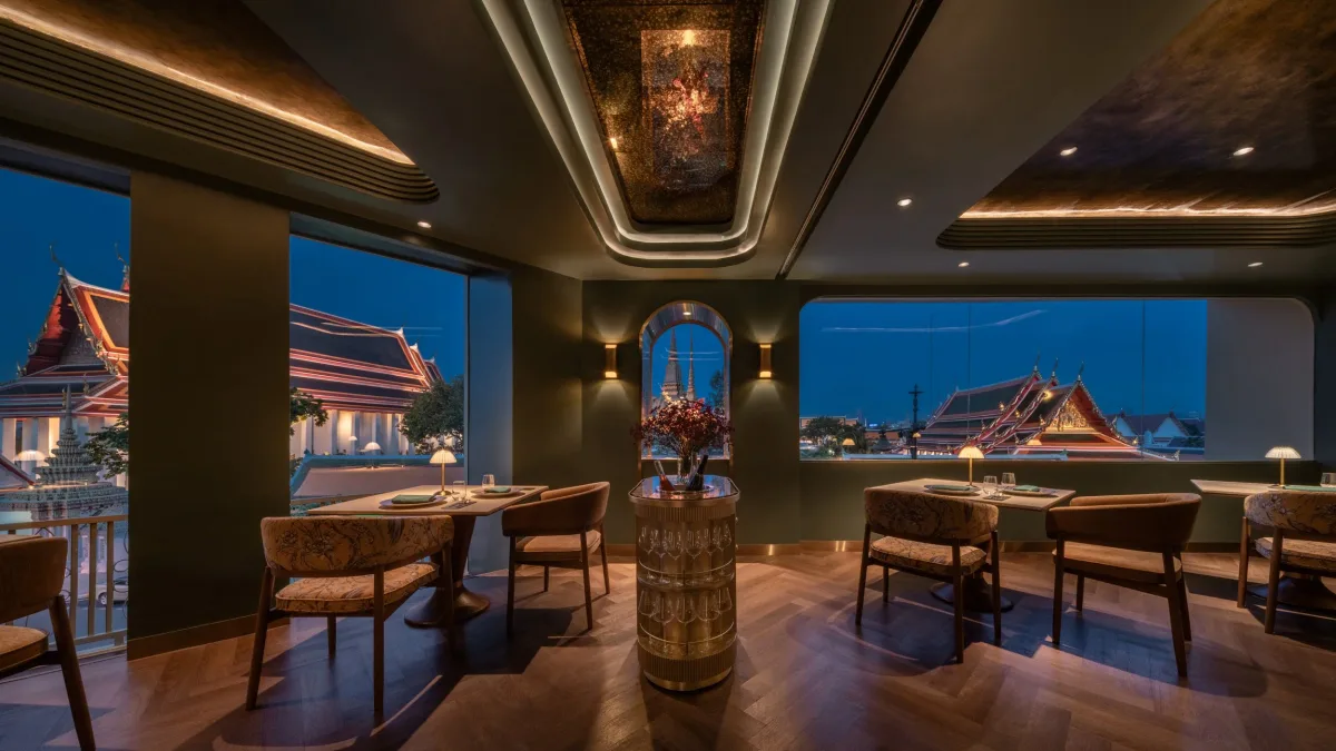 ห้องอาหารร้านนุสรายามค่ำ หน้าต่างกว้างมองเห็นหลังคาวัดโพธิ์