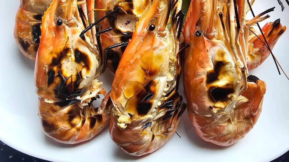 กุ้งแม่น้ำเผามันเยิ้มที่ร้านอบอร่อย เกษตร-นวมินทร์