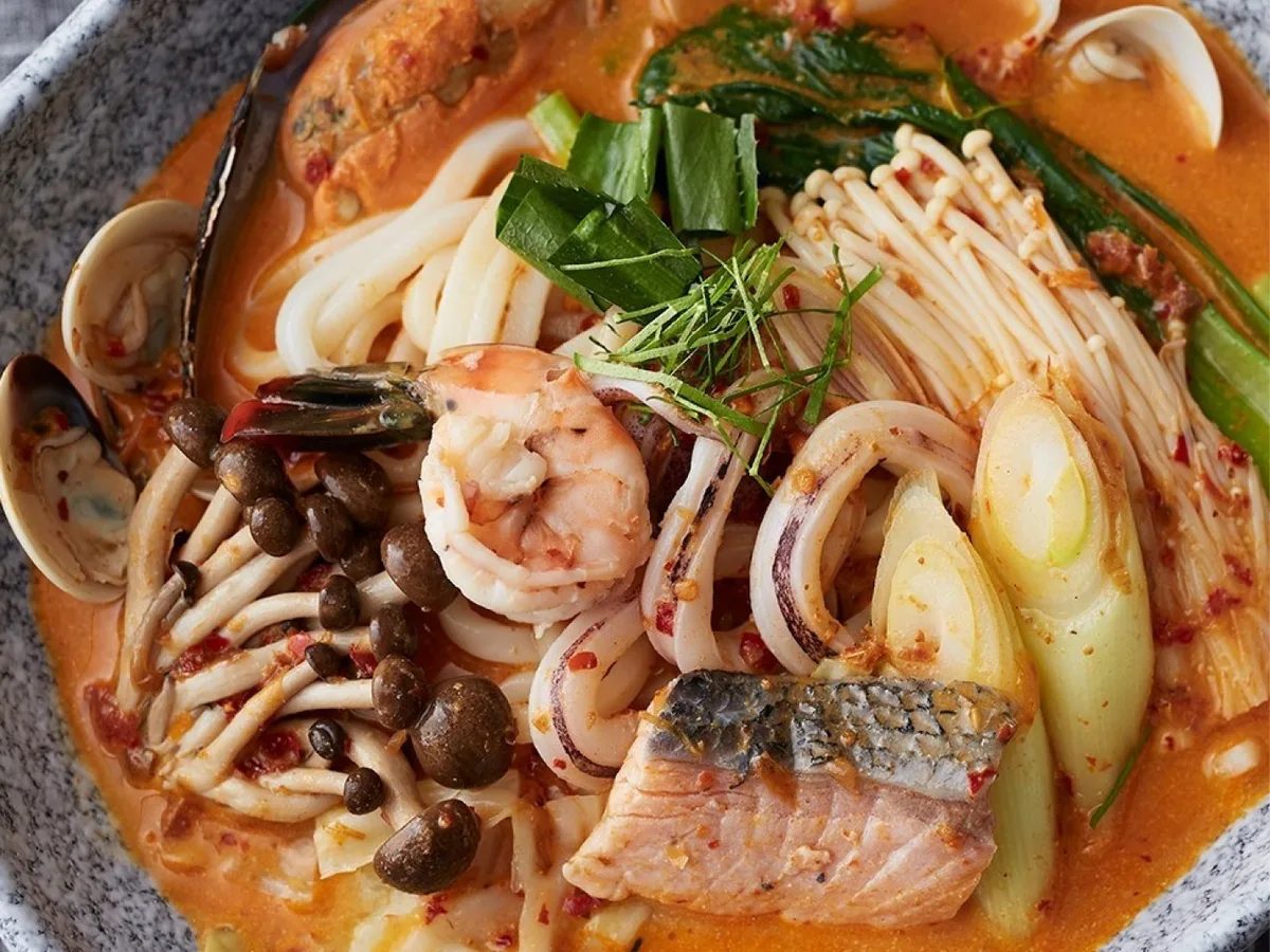 อุด้งน้ำซุปต้มยำข้นกับกุ้ง หอยลาย ปลาแซลมอน และเห็ด