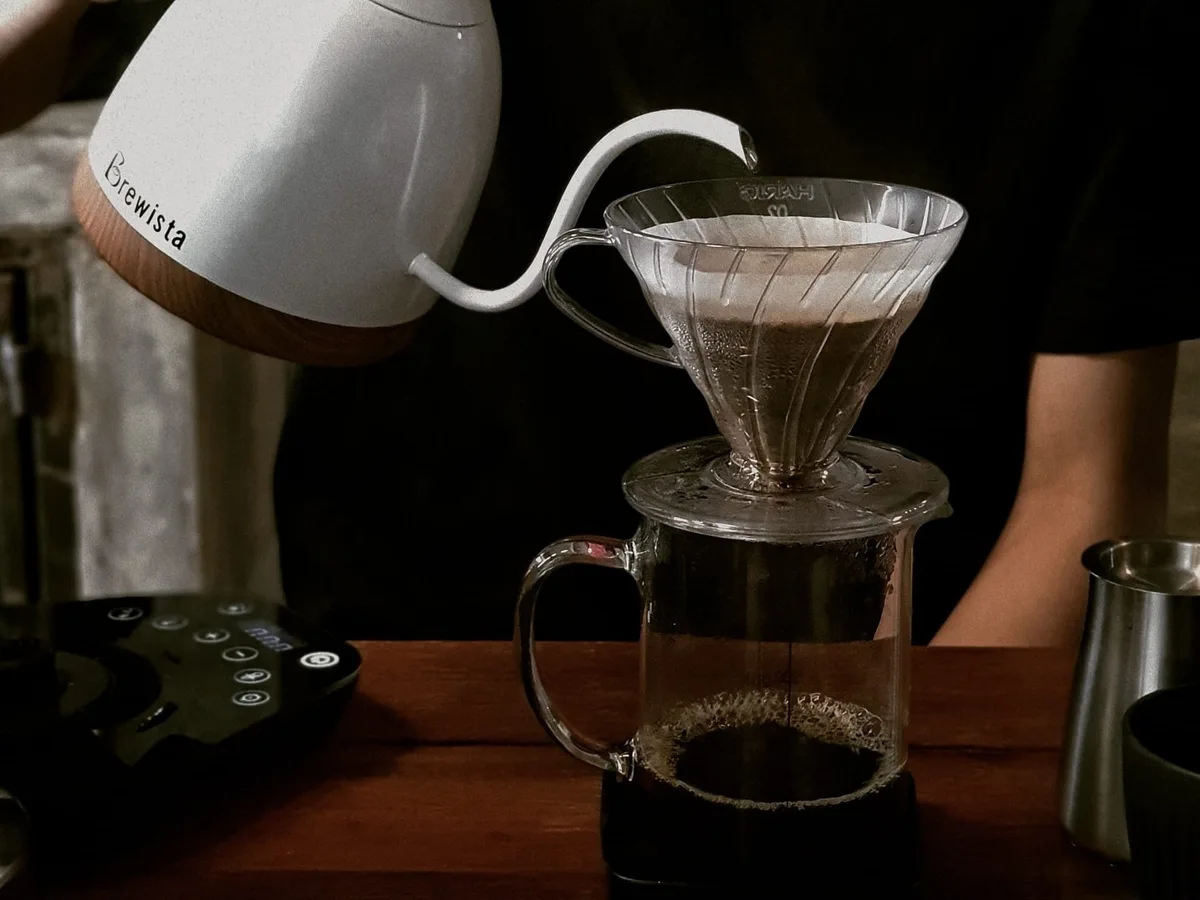 บาริสต้ารินน้ำร้อนดริปกาแฟด้วยกาคอห่าน