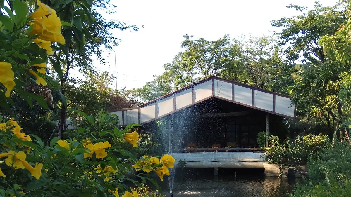 อาคารหลังคากระจกของแพลนเทชั่น คาเฟ่ x โรสเตอรี่ริมสระน้ำพุในสวน