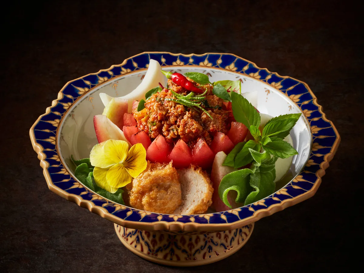 น้ำพริกกับผักสดและดอกไม้กินได้บนพานเบญจรงค์