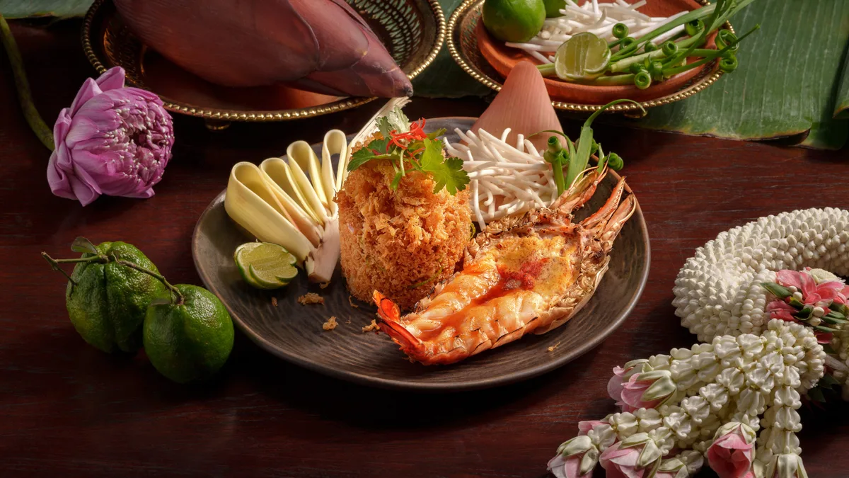 กุ้งแม่น้ำย่างกับข้าวผัด ปลีกล้วยและดอกบัว ที่เสน่ห์จันทน์