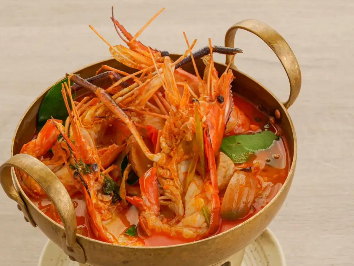 ต้มยำกุ้งแม่น้ำในหม้อทองเหลืองมีหูจับ
