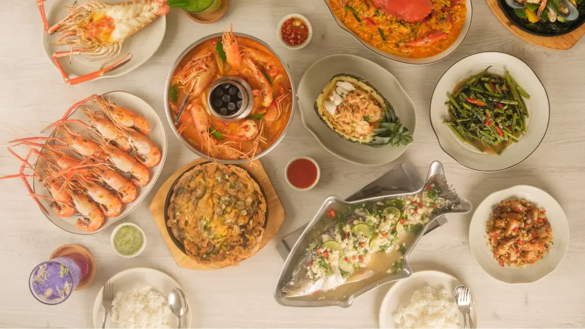 สำรับอาหารทะเลของเสวย ทั้งกุ้งแม่น้ำ ปูผัดผงกะหรี่ ปลานึ่งมะนาว และต้มยำ