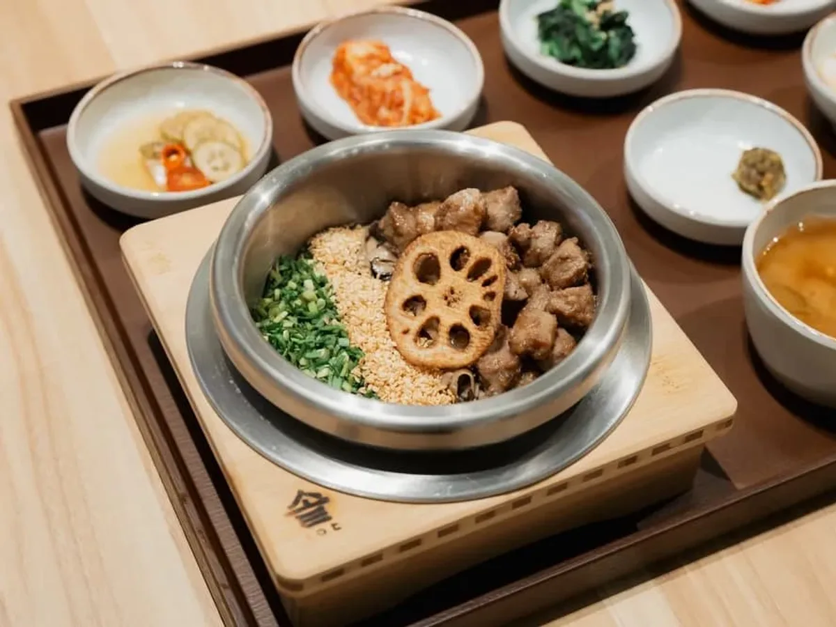 ข้าวหม้อร้อนเกาหลีหน้าเนื้อและรากบัว พร้อมเครื่องเคียงกิมจิและซุปมิโสะ