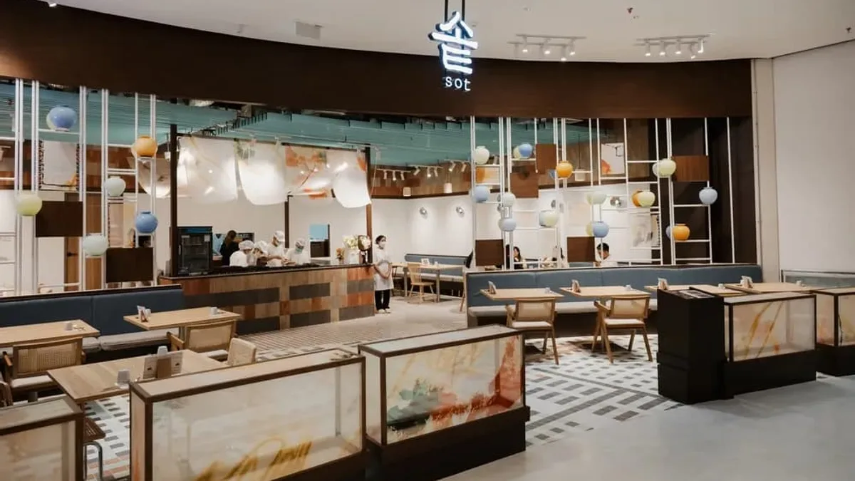 ร้านซด SOT ชั้น 4 สยามพารากอน เคาน์เตอร์ครัวเปิดและโต๊ะไม้สีอ่อน