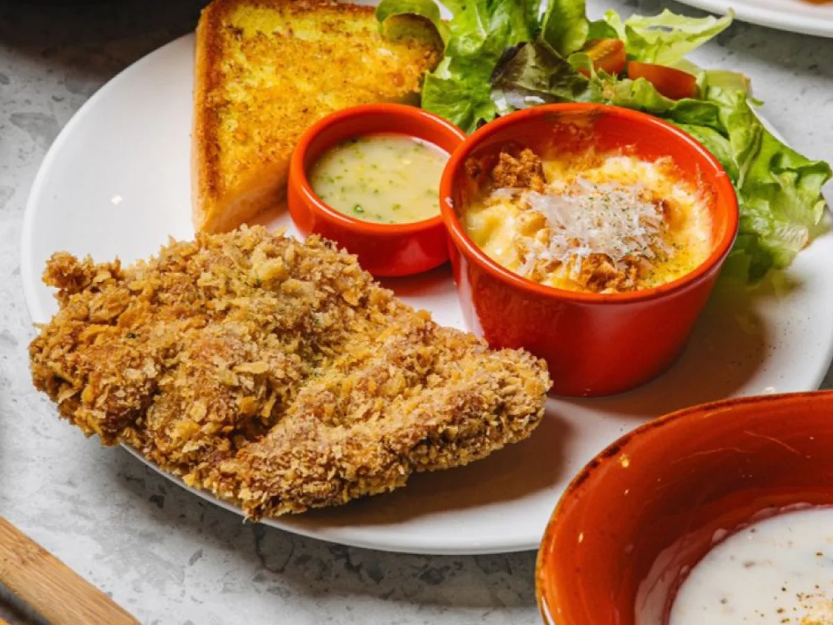 สเต๊กไก่ทอดกรอบกับขนมปังกระเทียม สลัด มักกะโรนีชีส และซอส