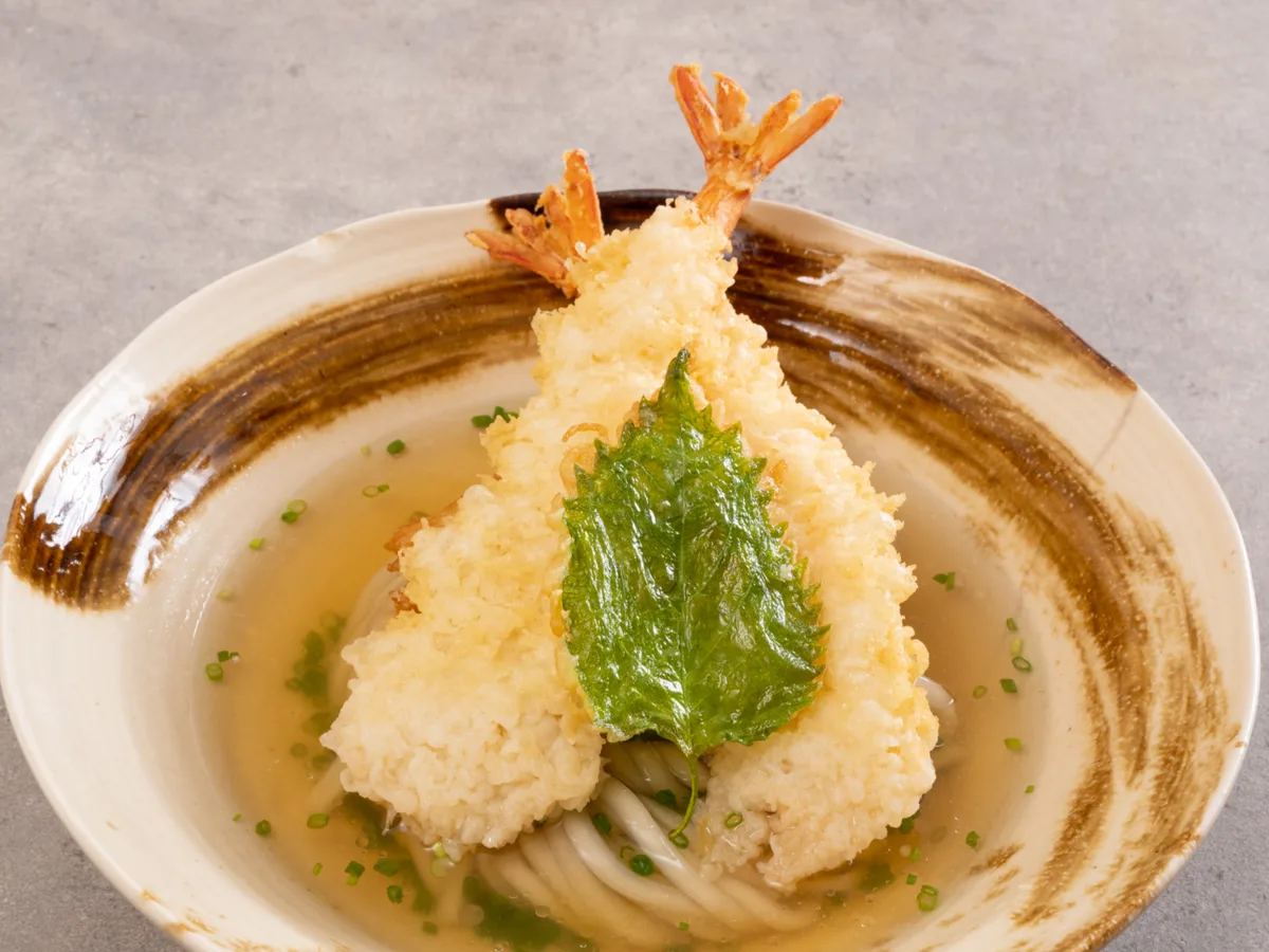 อุด้งน้ำใสกับกุ้งเทมปุระตัวใหญ่และใบชิโสะ