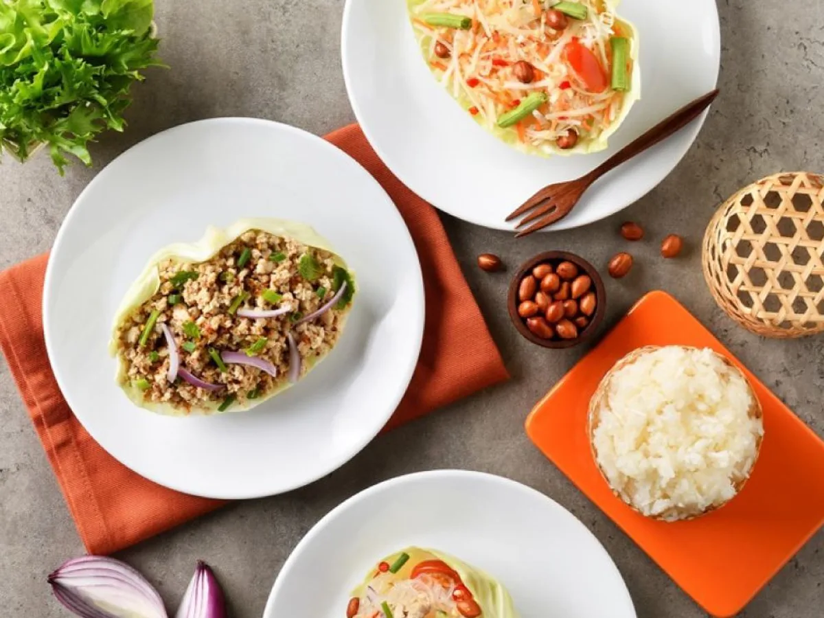 ส้มตำและยำในจานขาวกับข้าวสวย มองจากด้านบน