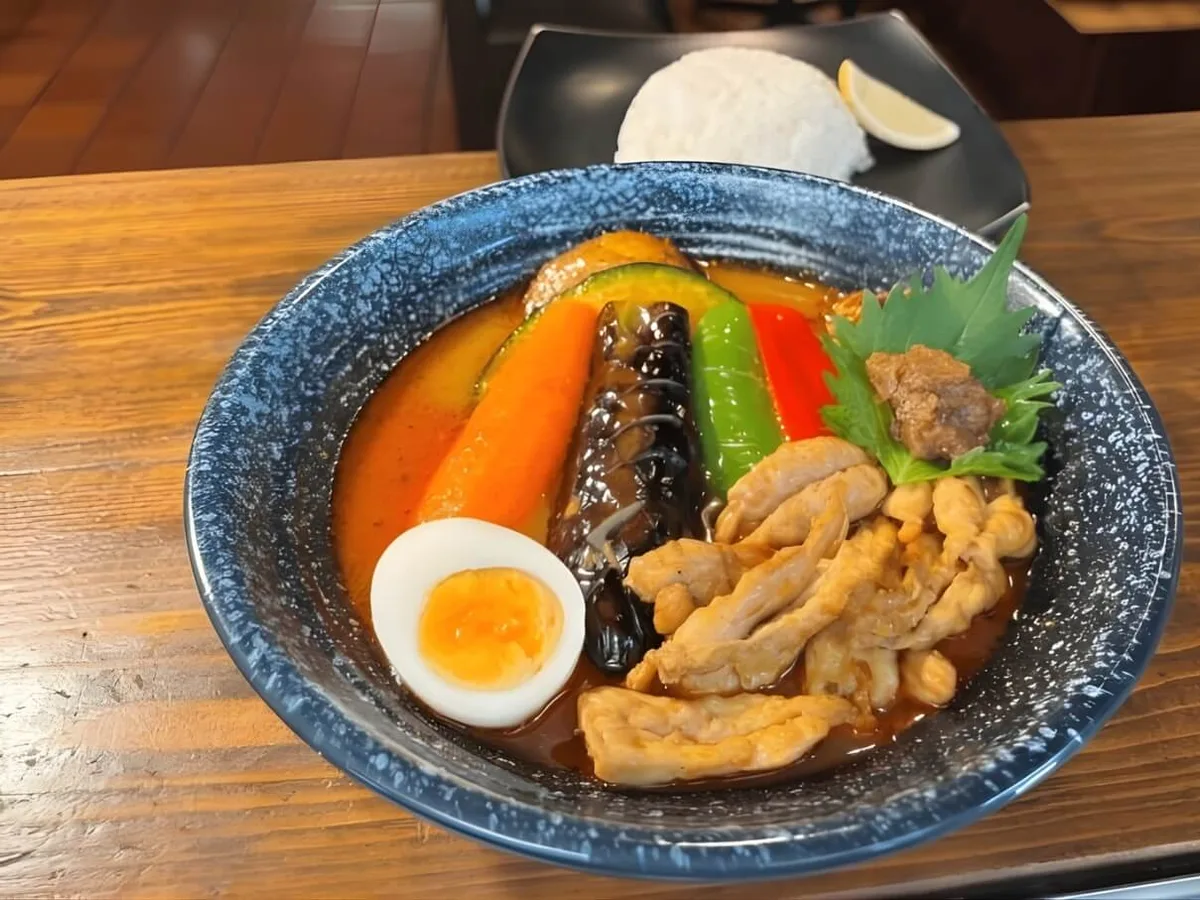 ซุปแกงกะหรี่ไก่กับมะเขือ ฟักทอง พริกหวาน และไข่ต้ม เสิร์ฟคู่ข้าวสวย