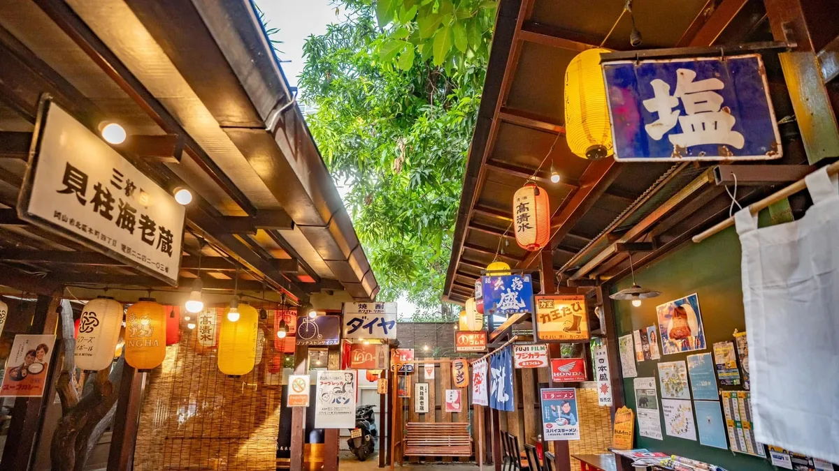 ทางเดินในทองหล่อ โยโคโจว แขวนโคมแดงและป้ายร้านแบบตรอกญี่ปุ่น